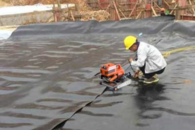 Pond liner welding machine used in fishpond construction